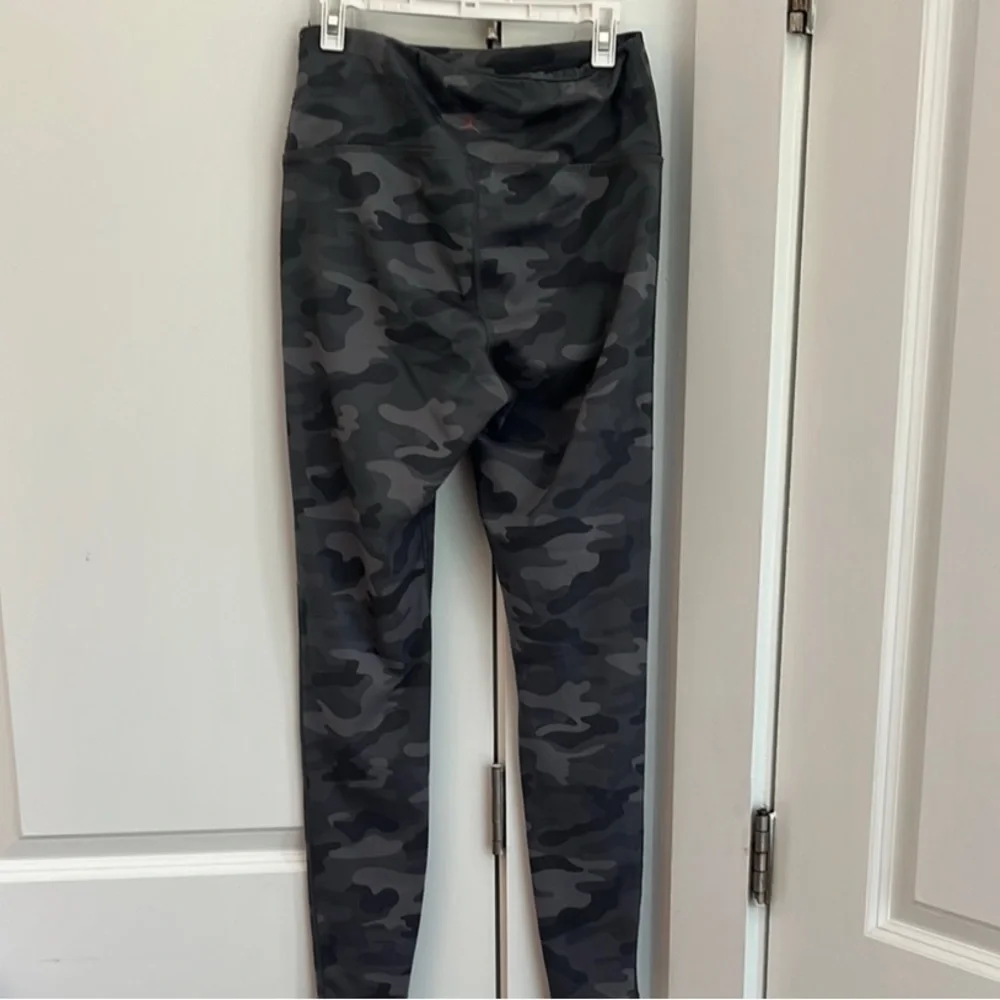 Danskin Women's Gray Camo Leggings - Picture 6 of 7